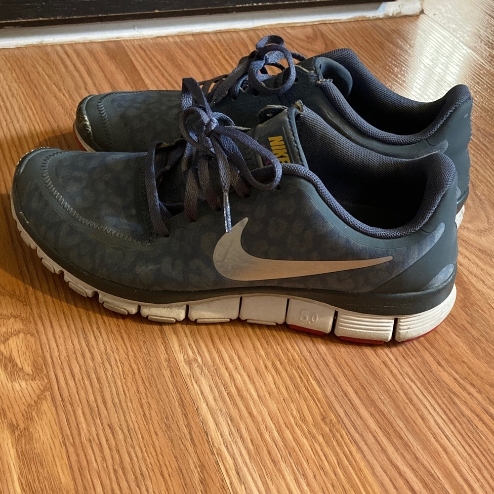 Nike Tennis Shoes - Picture 5 of 11
